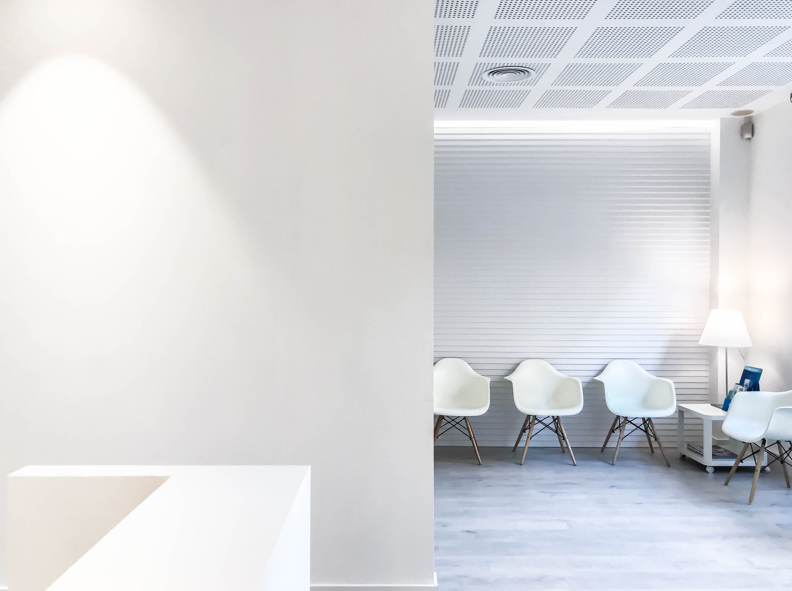 Sala de recepción sills  con diseño en blanco