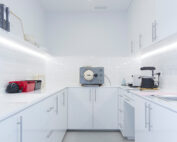 Mobiliario protesico de laboratorio acbado en blanco con aparatos de laboratorio