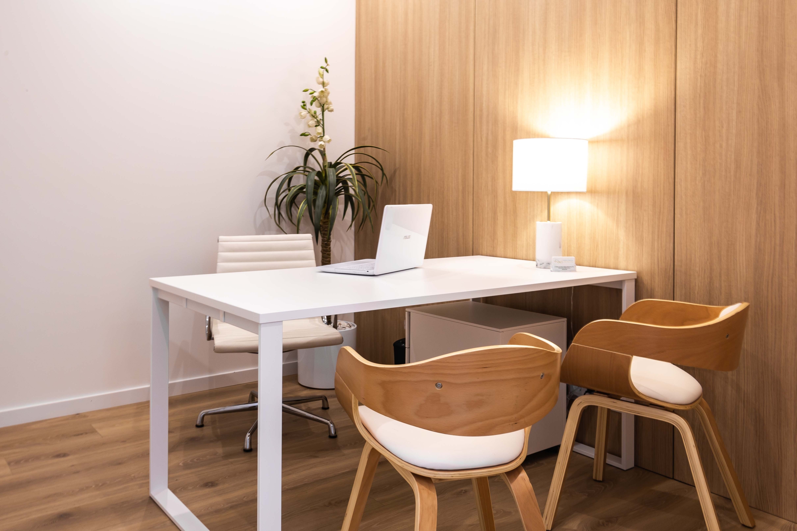 Sala de reunion con sillas y mesa de reuniones con acabado en madera