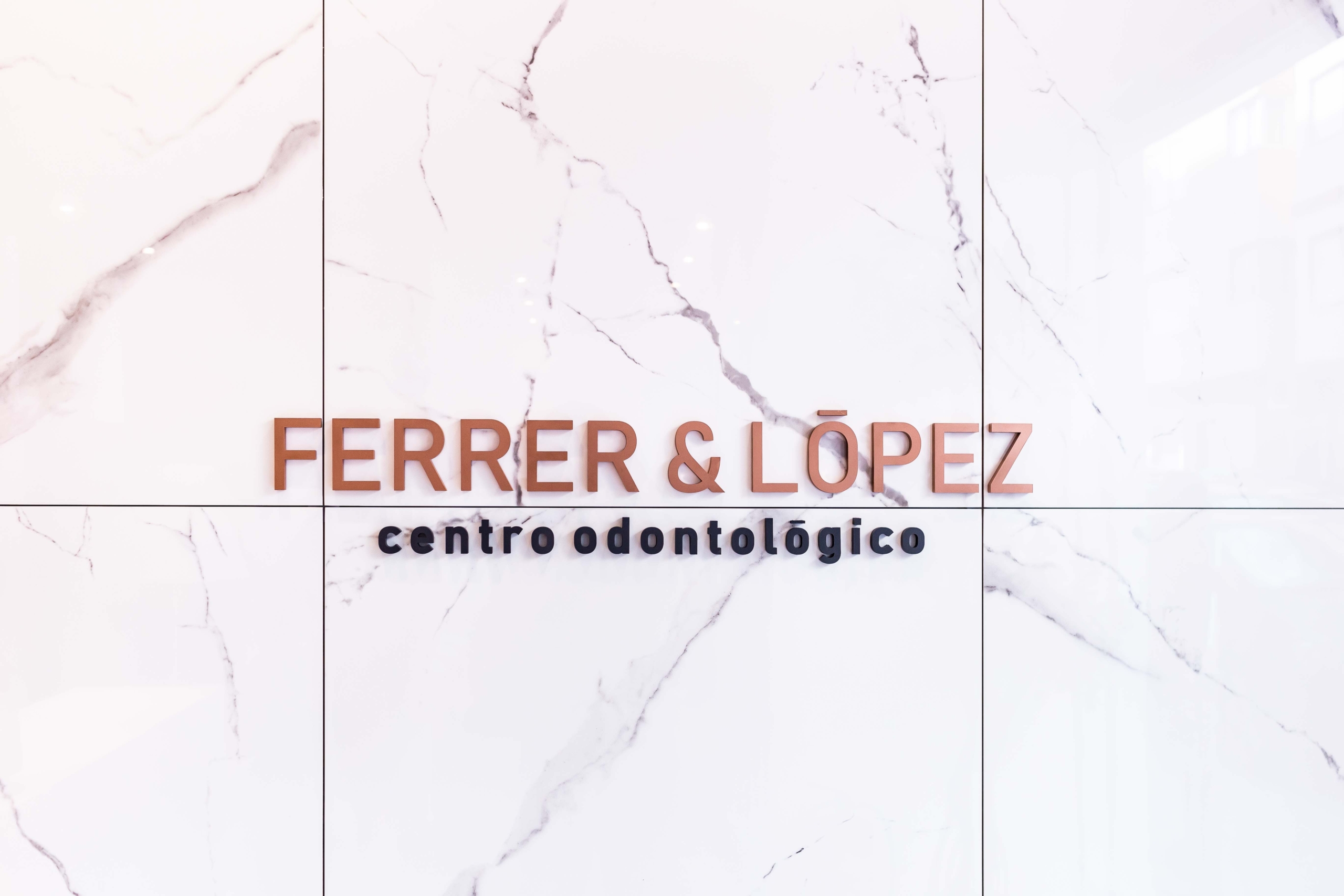 Diseño de logo con el nombre ¨Ferrez y Lopez¨