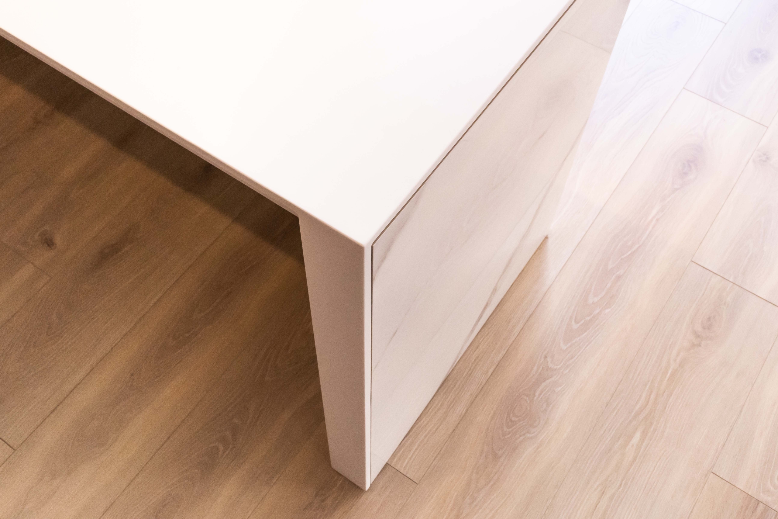 Diseño de mesa en color blanco y suelo en madera