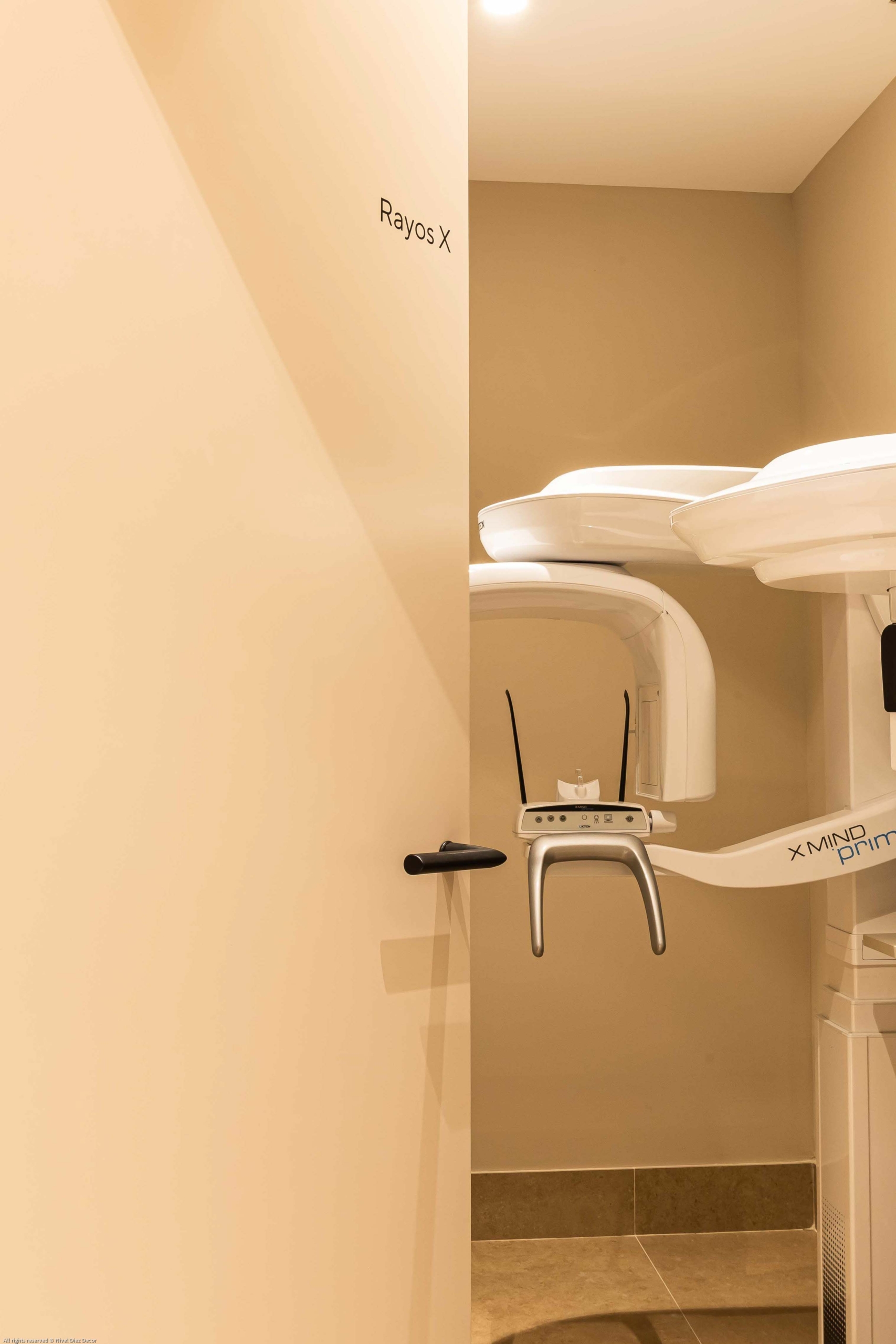 Mobiliario protesico con puerta con nombre ¨Rayos X¨ con aparato dental