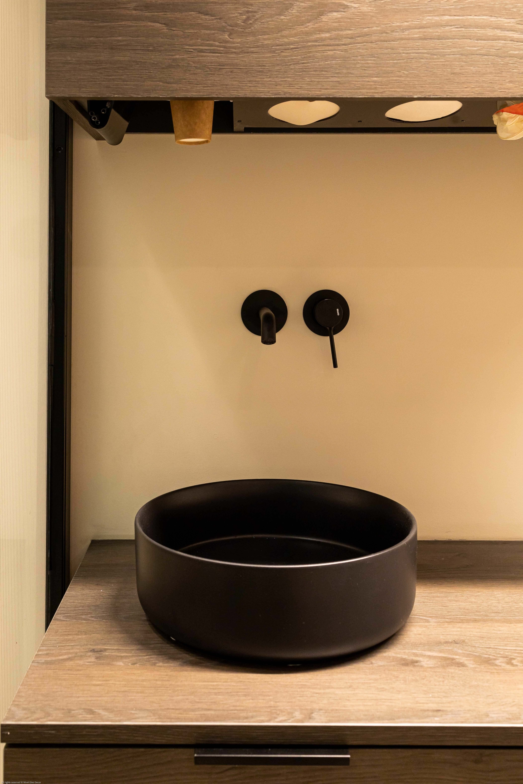 Mobiliario protesico con encimera en madera y  pila de lavamanos con acabado en negro