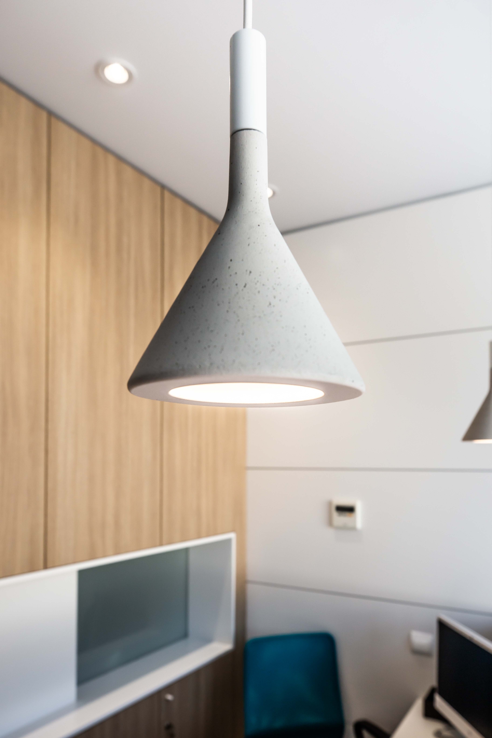 Diseño de lampara moderna con forma de copa