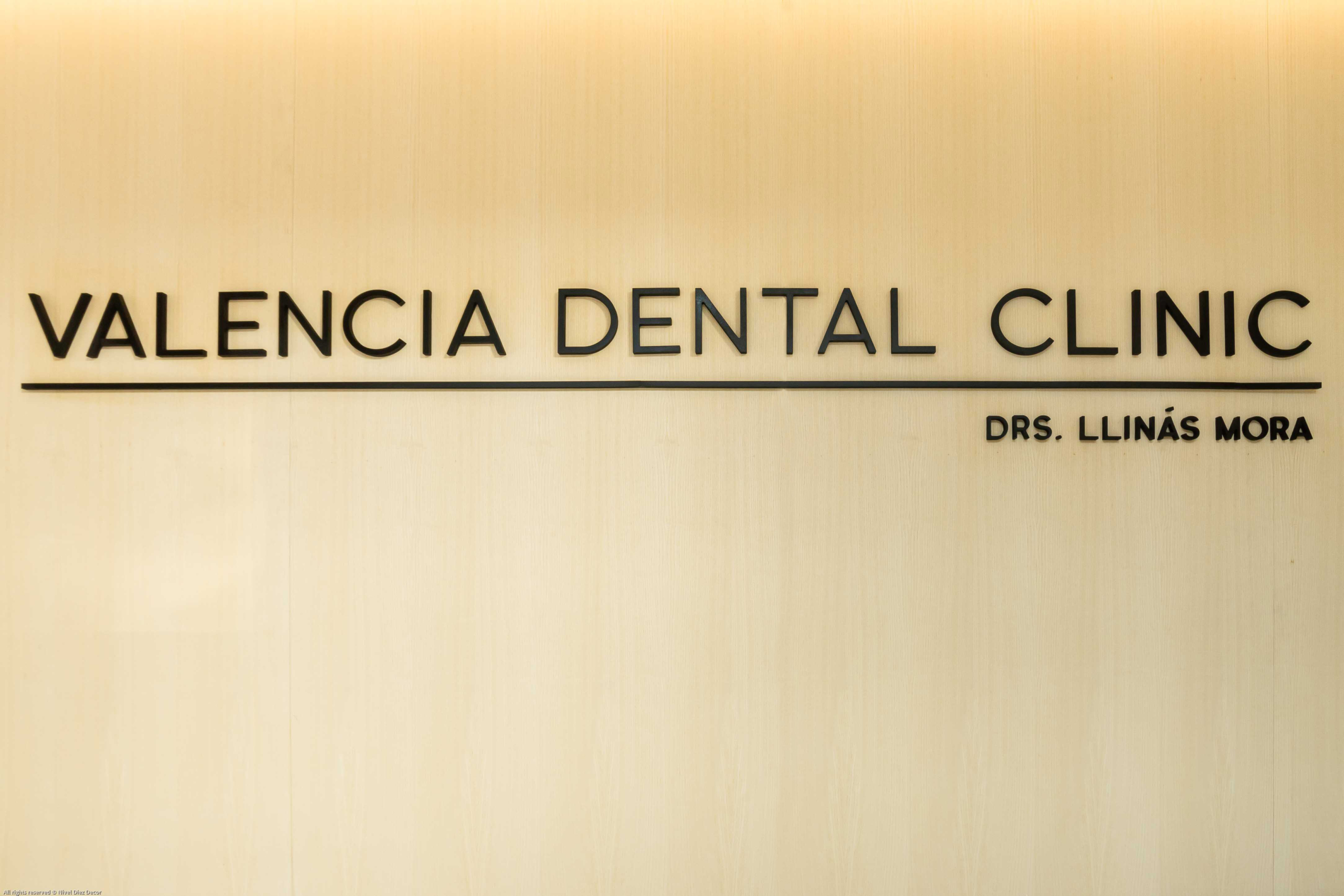 Logo de diseño moderno con nombre ¨Valencia dental clinic¨
