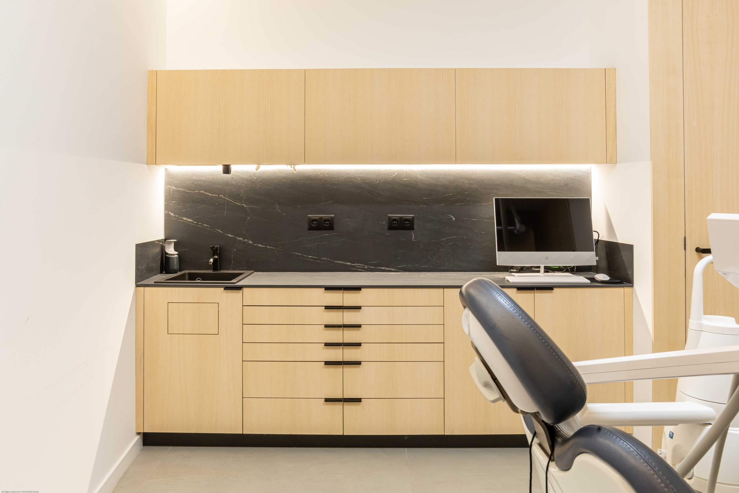 Ecimera en diseño moderno y color negro con ordenador  y silla odontologica