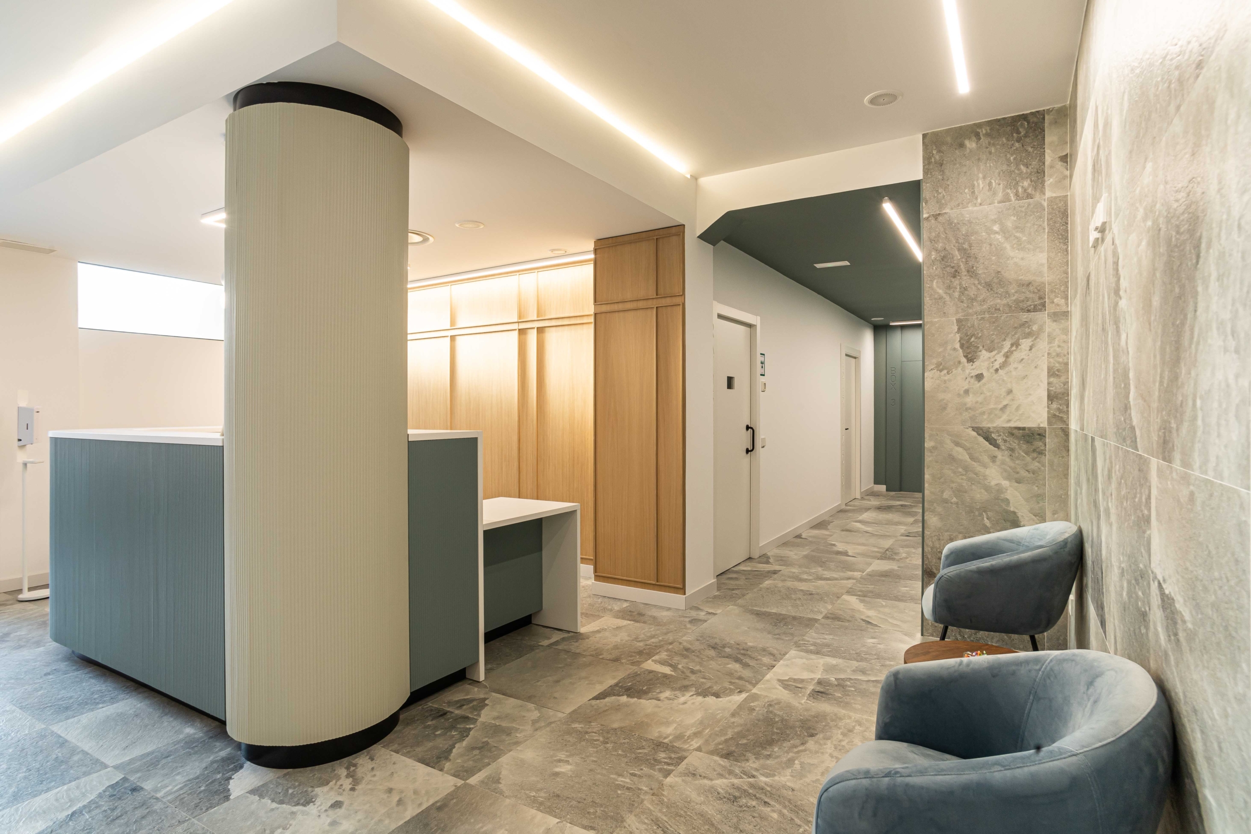 Sala de recepción con acabado elegante con paredes de marmol