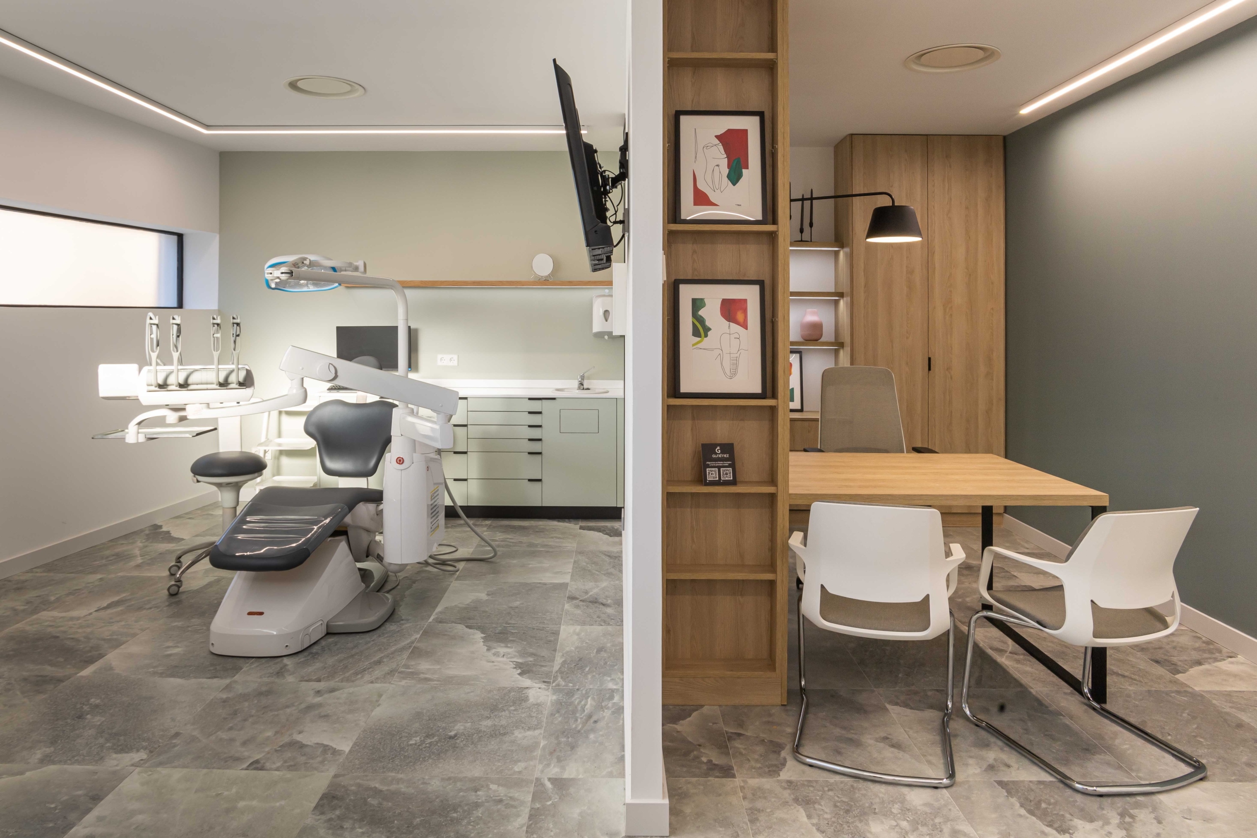 Mobiliario protesico con encimera con color blanco y ordenador con silla oncologica diseño en blanco y negro, con diseños en cuadros y Sala de reuniones con acabado en madera, armarios y estanterias, con mesas y sillas