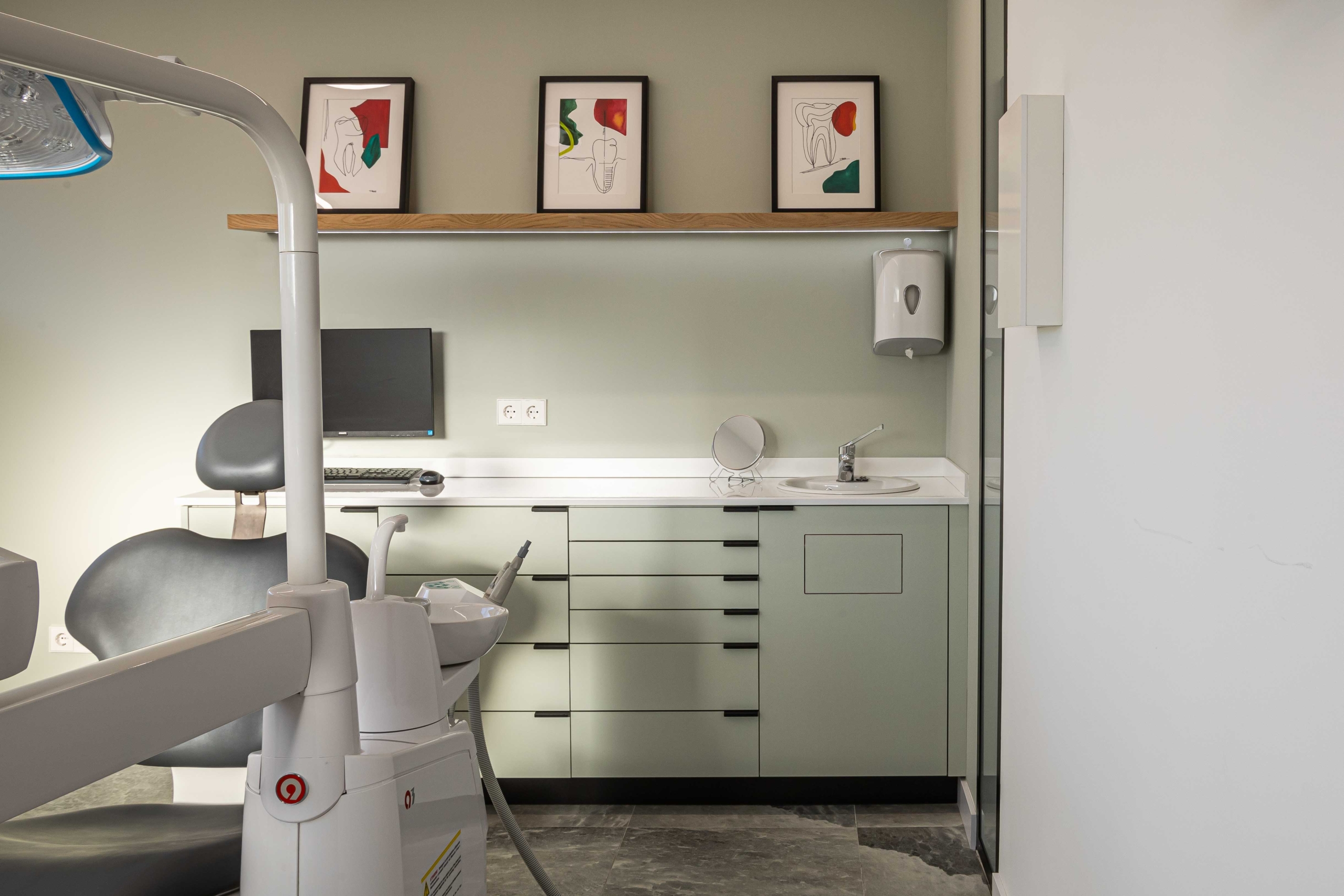 Mobiliario protesico con encimera con color blanco y ordenador con silla oncologica diseño en blanco y negro, con diseños en cuadros