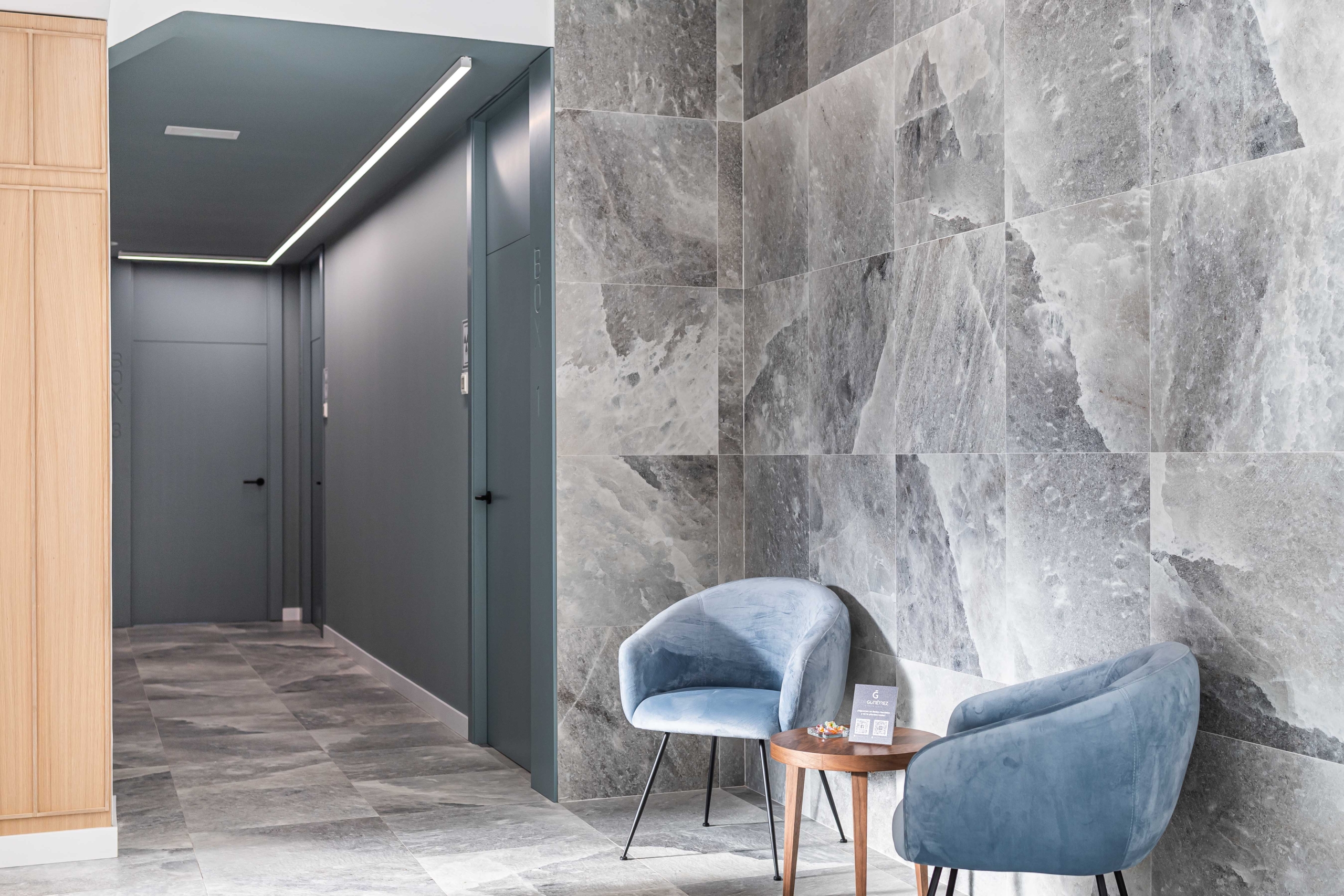 Sala de recepción con acabado elegante con paredes de marmol