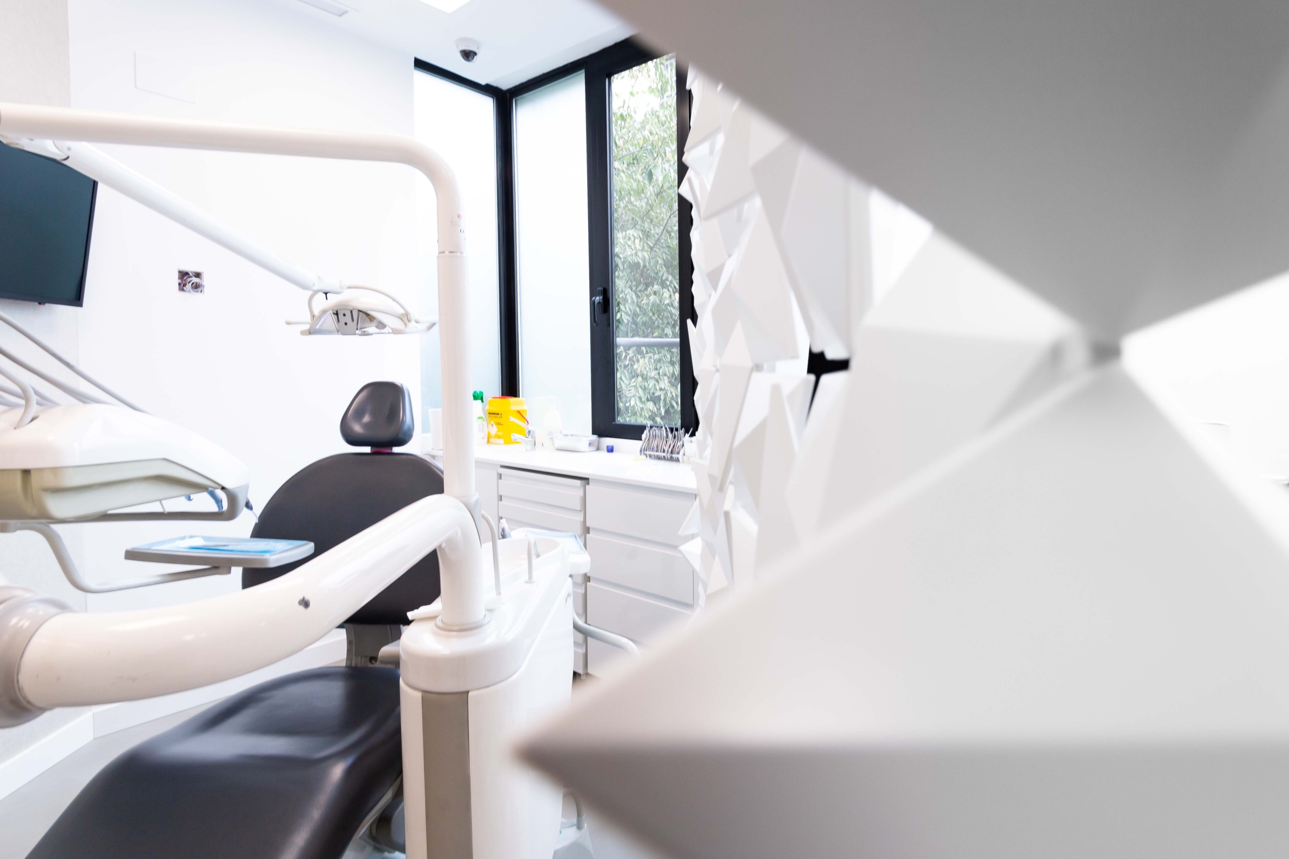 Mobiliario protesico con encimera con color blanco y ordenador con silla oncologica diseño en blanco y negro