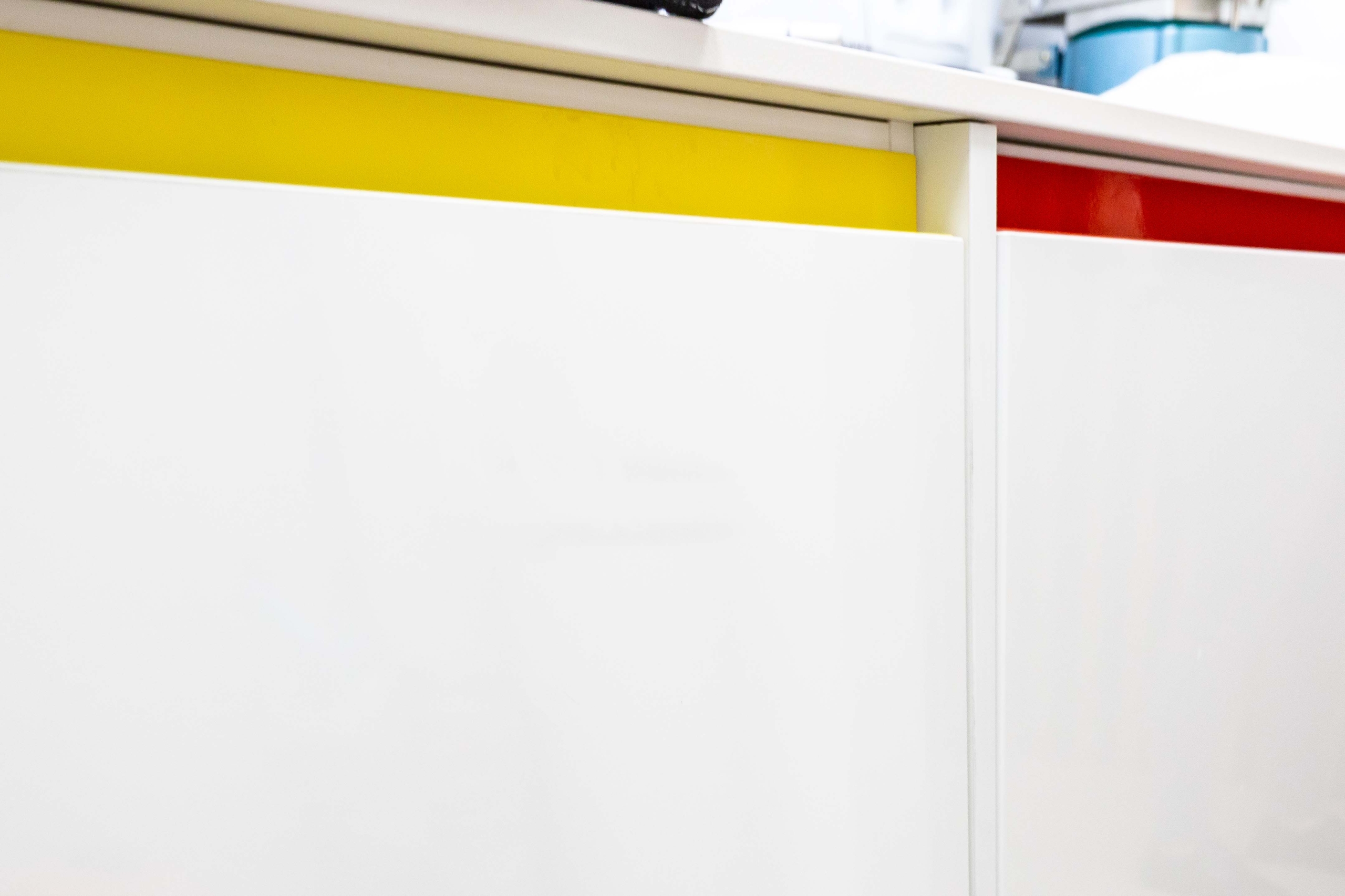 Mueble de mobiliario protesico de encimera color en blanco, amarillo y rojo