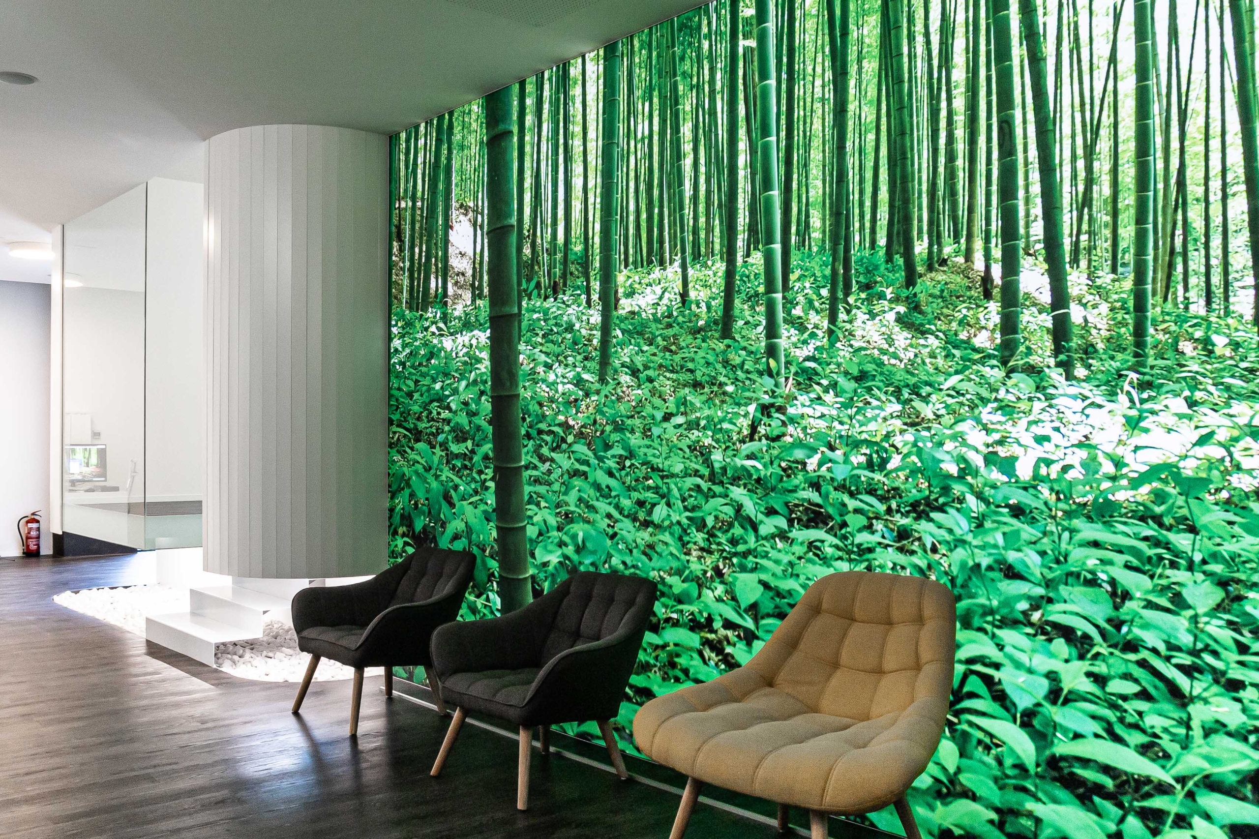 Sala de recepcion con pantallon enorme de bamboo y sillas con acabdo moderno