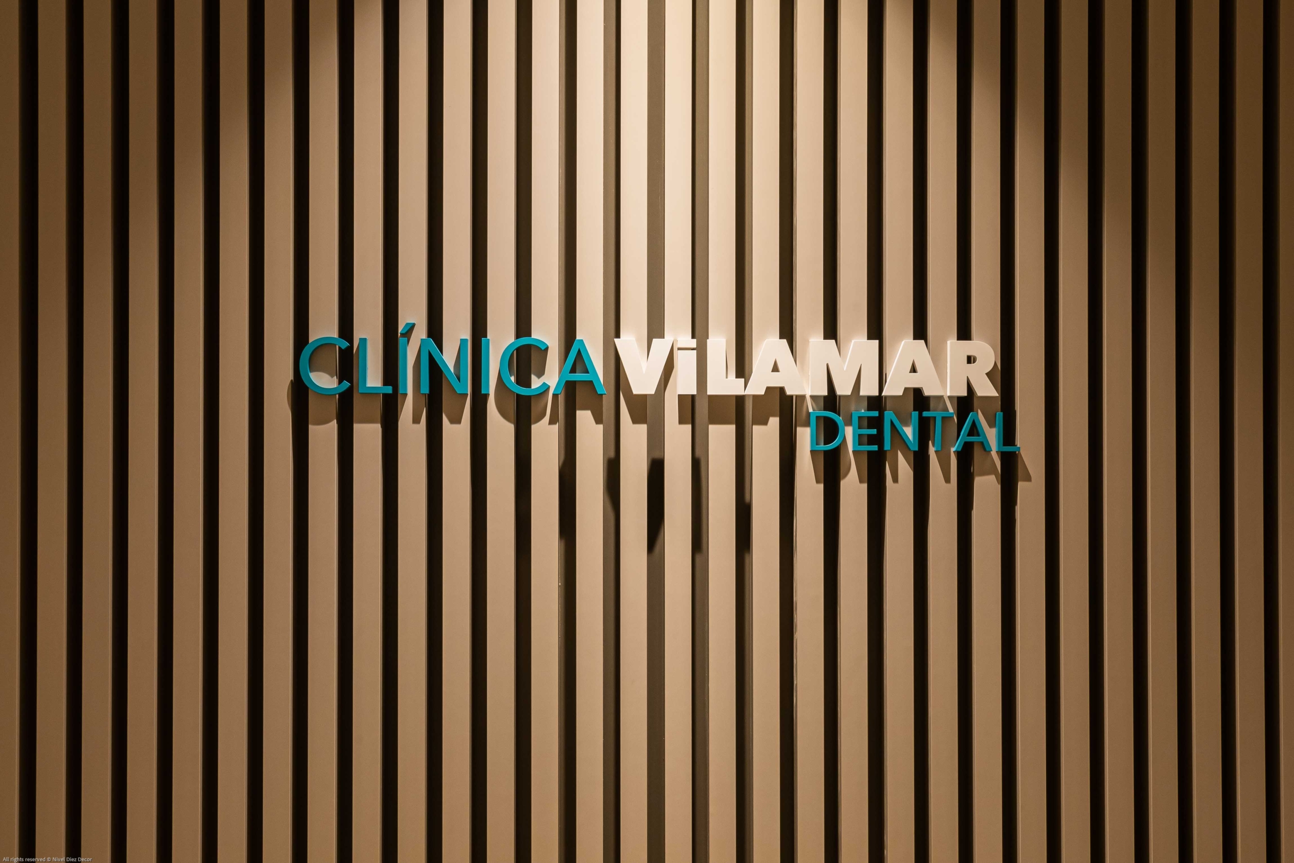 Nombre de clinica vilamar con diseño moderno, en madera y en color blanco