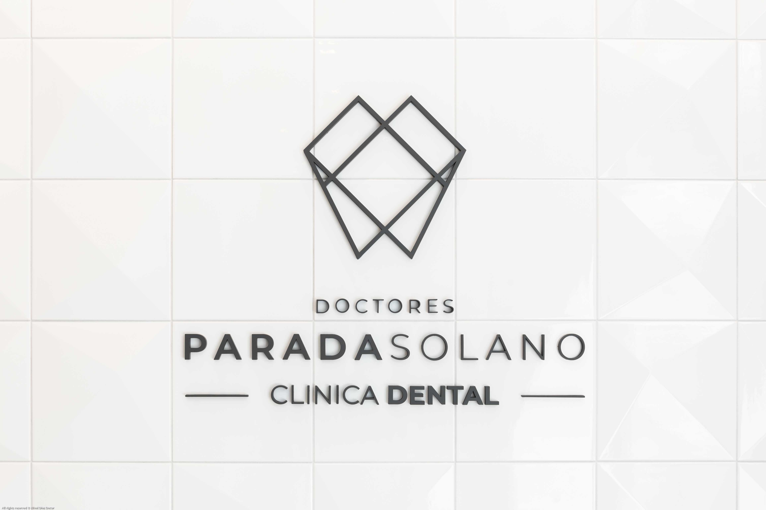 Diseño de logo con nombre ¨ ParadaSolano ¨