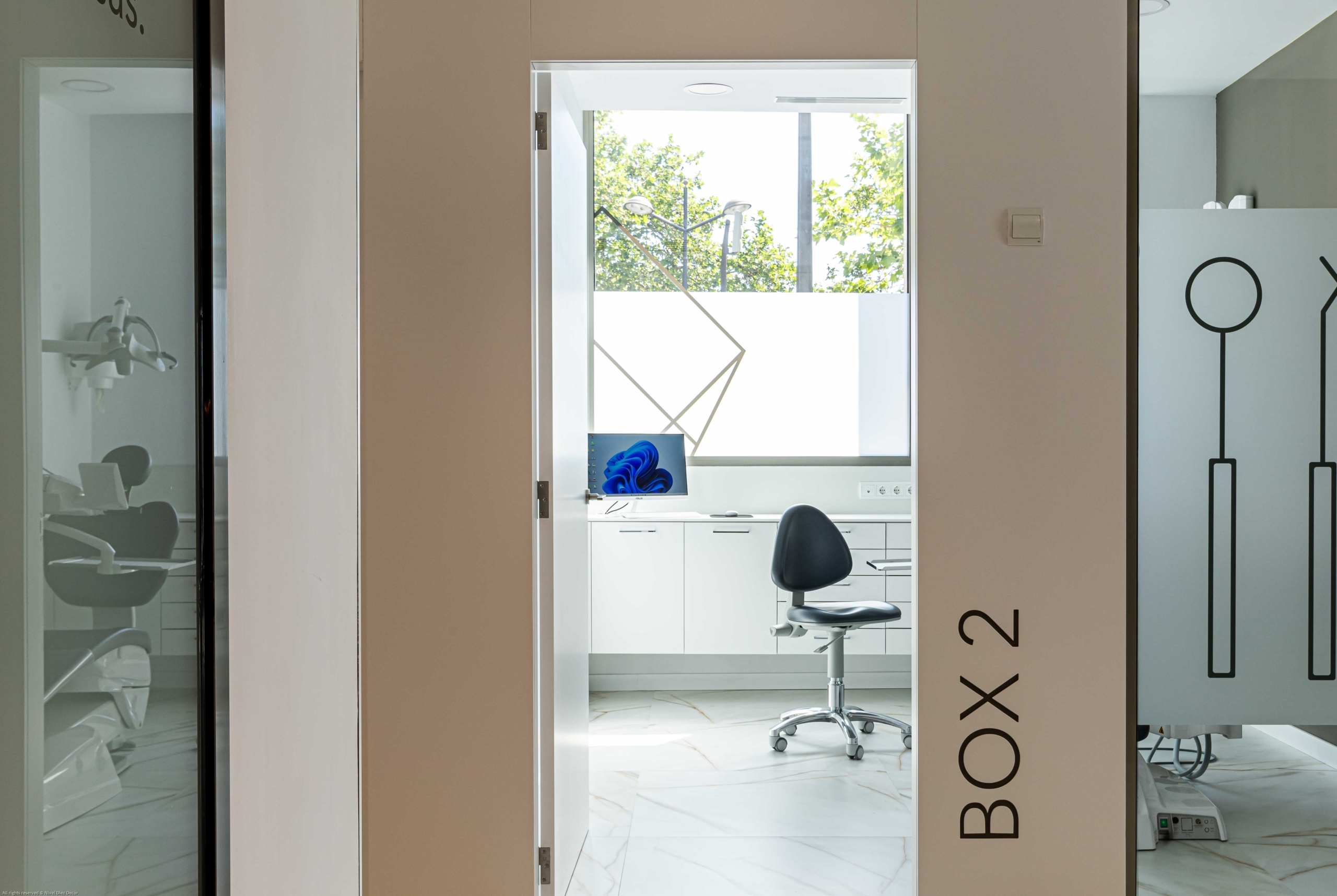 Puerta con el interior, ordenador y silla ¨Box 2¨
