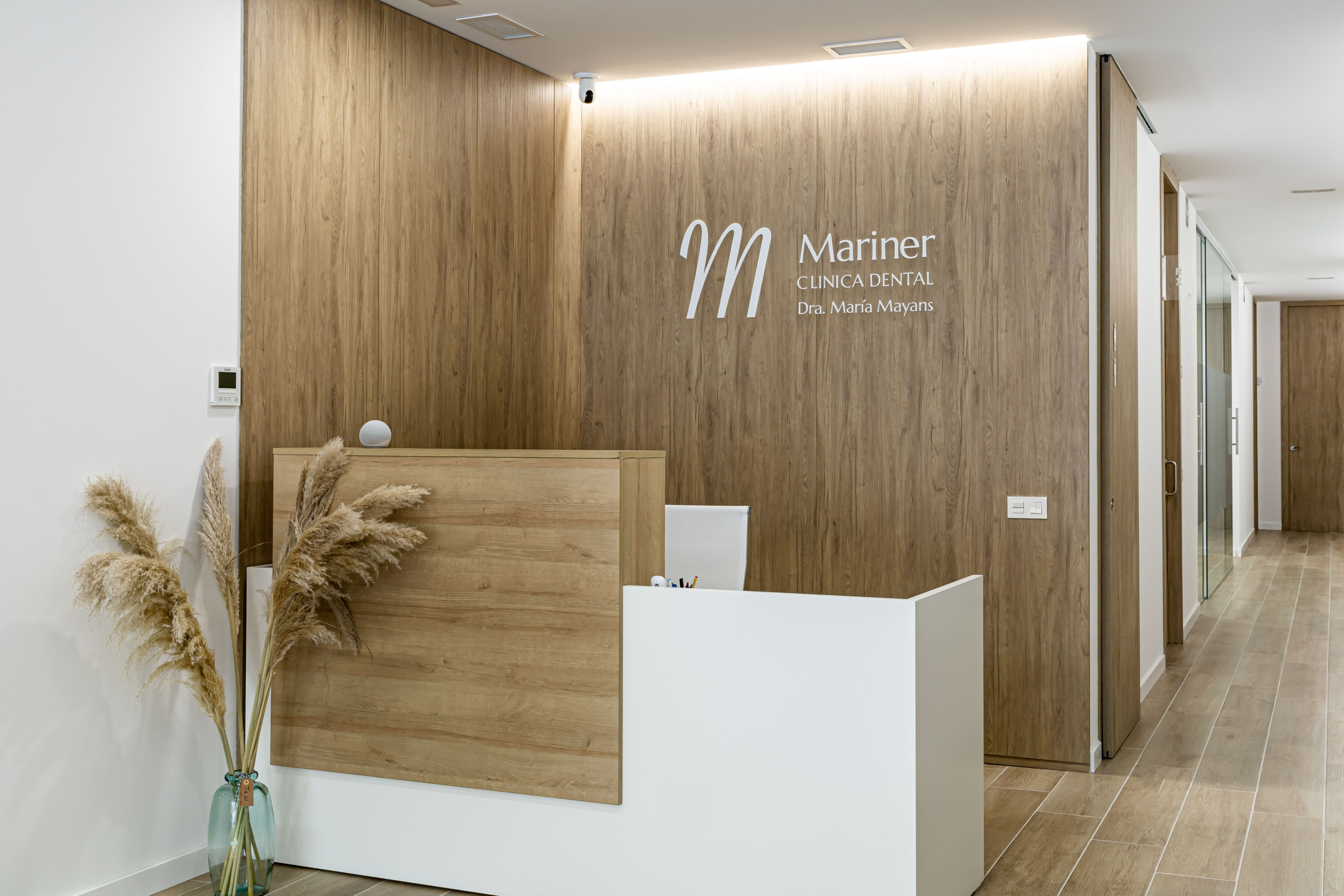 Sala de recepción con nombre ¨Mariner¨, acabado moderno con colores blancos y madera