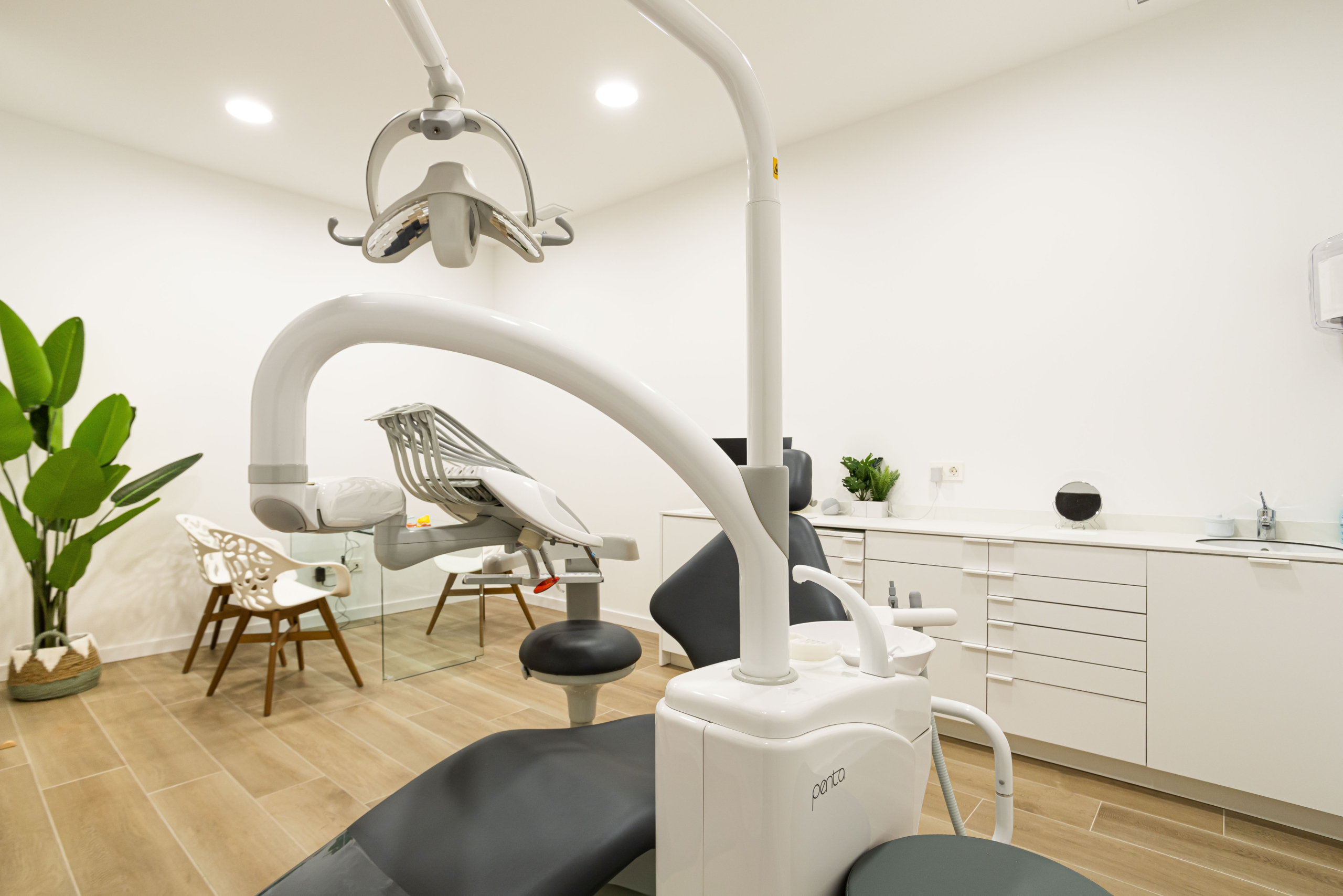 Mobiliario protesico con encimera y silla dental en blanco y negro