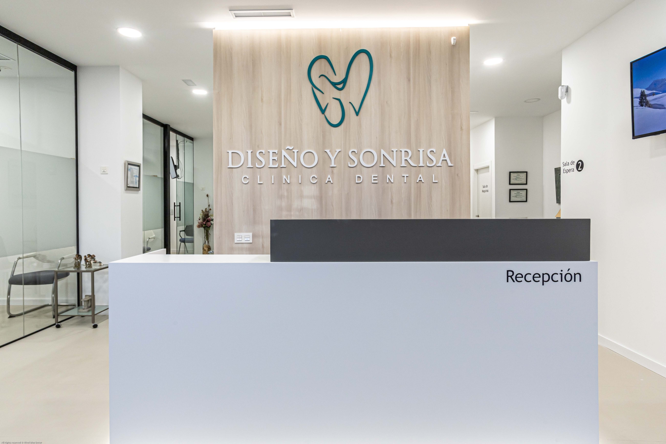 Sala de recepción con nombre ¨ Diseño y sonrisa¨ en izquierda despacho y box 1, con puertas de cristal