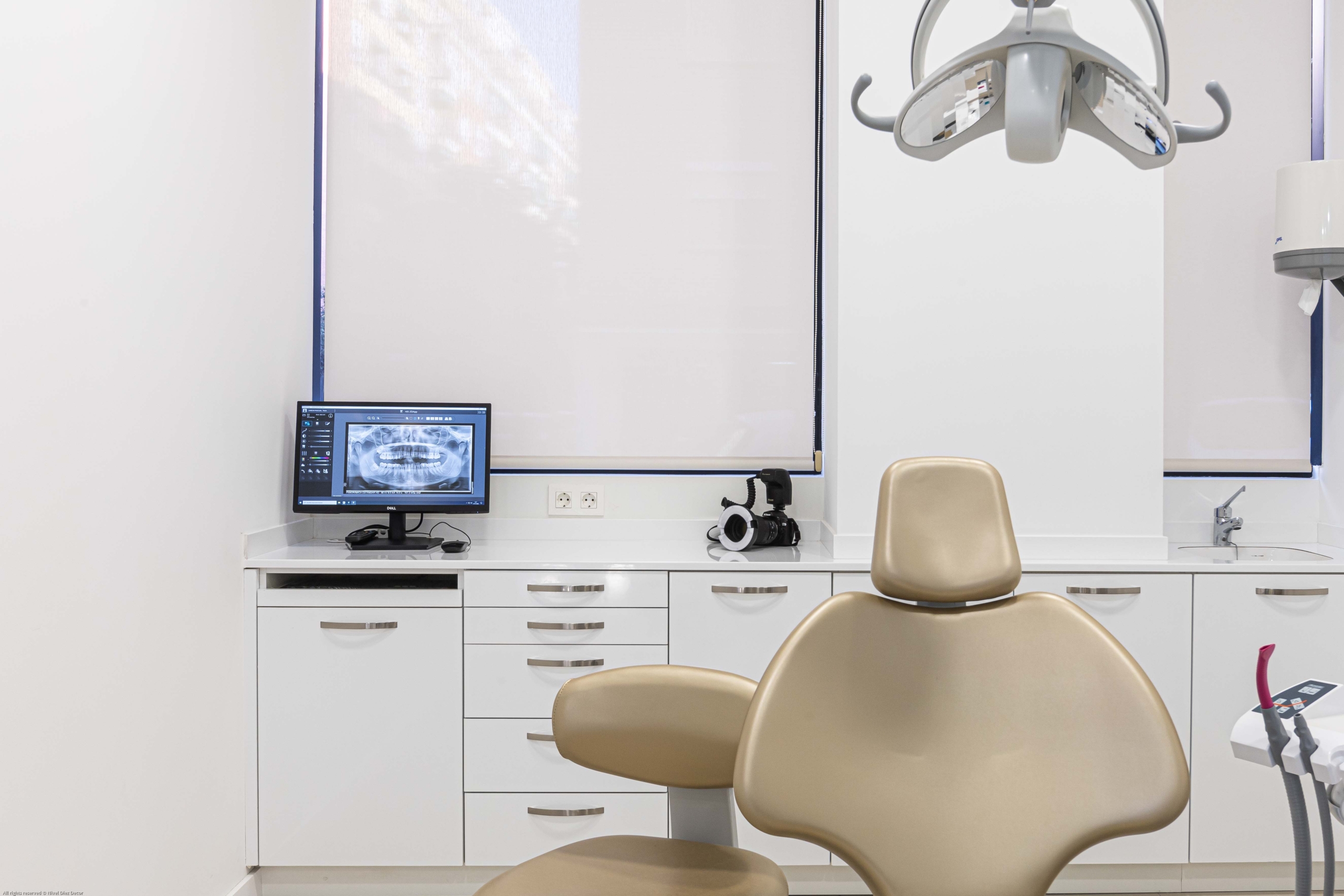 Mobiliario protesico con encimera con color blanco y ordenador con silla oncologica diseño en blanco