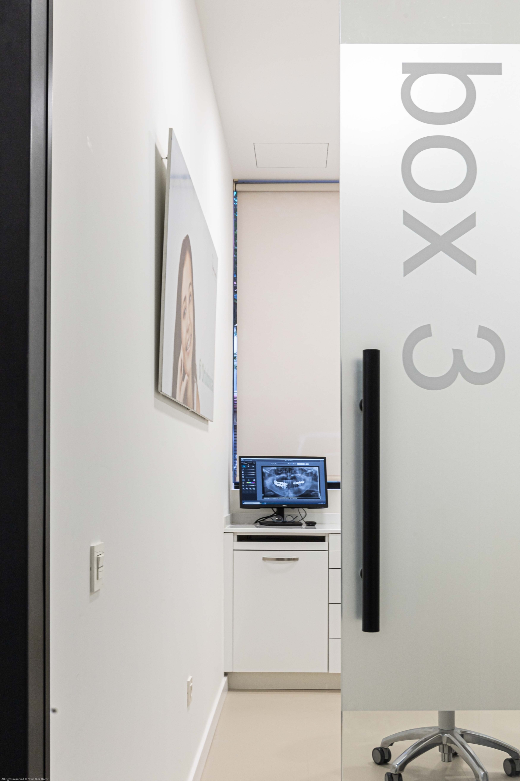 Mobiliario protesico con encimera con color blanco y ordenador puerta ¨Box 3¨ a la derecha con puerta opaca