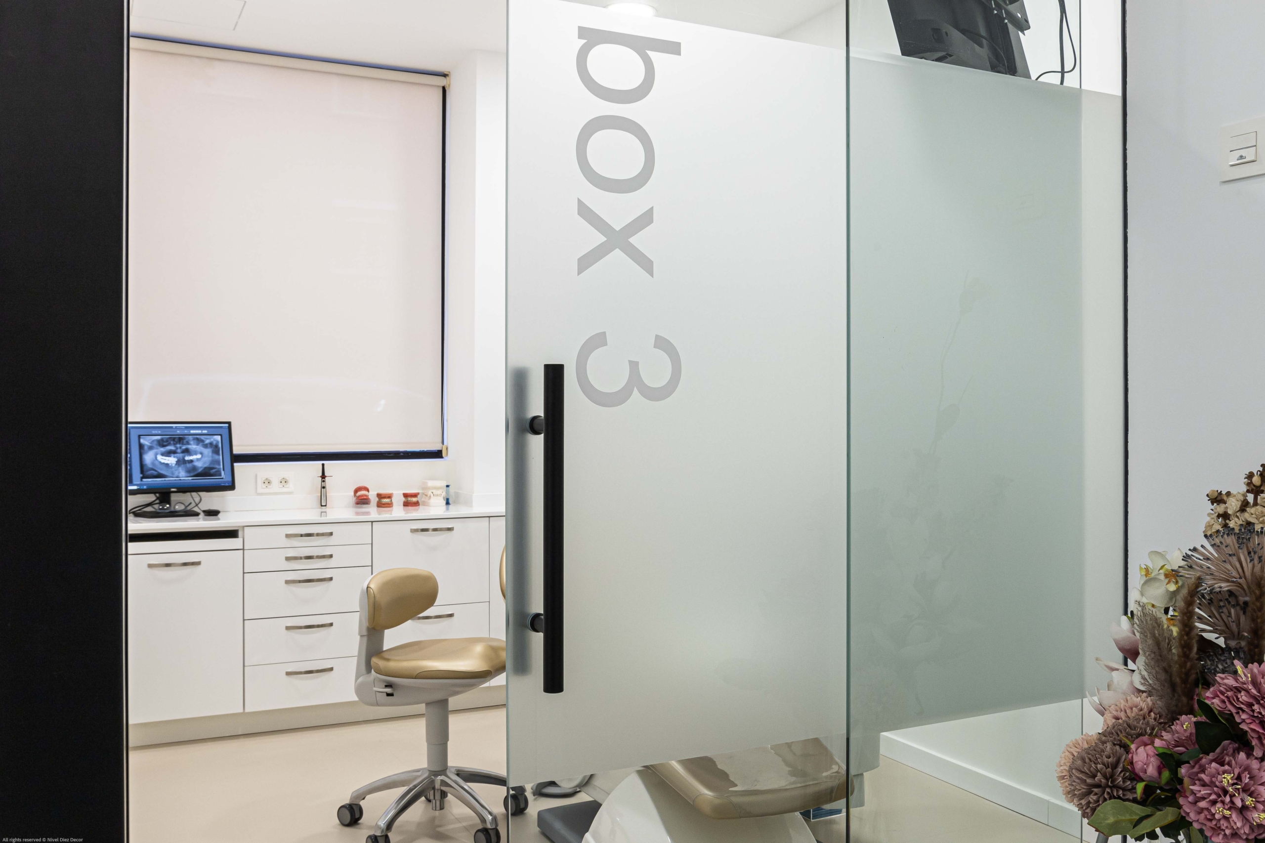 Mobiliario protesico con encimera con color blanco y ordenador puerta ¨Box 3¨ a la derecha con puerta opaca