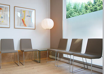 Mobiliario sala de estar acogedora, con sillas de espera con grifo, con aparatos odontologicos