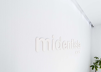 Diseño de logo ¨Mi dentista¨ en color blanco
